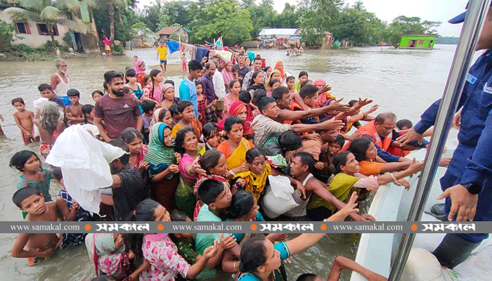 সুনামগঞ্জে নৌযান দেখলেই ত্রাণের আশায় ছুটছেন মানুষ