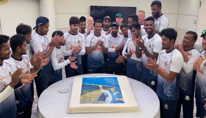 কেক কেটে পদ্মা সেতু উদ্বোধন উদযাপন ক্রিকেটারদের