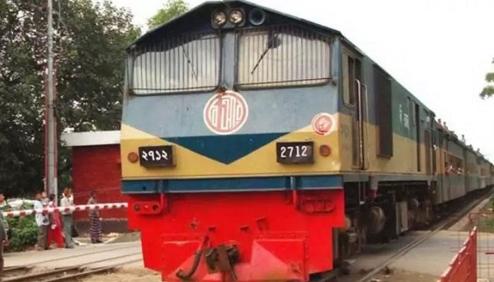 হেডফোনে গান শুনতে থাকা যুবক কাটা পড়লো ট্রেনে