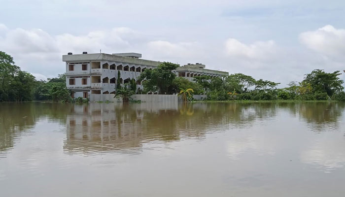 জকিগঞ্জে বন্যা পরিস্থিতি অপরিবর্তনীয়, বাড়ছে দুর্ভোগ