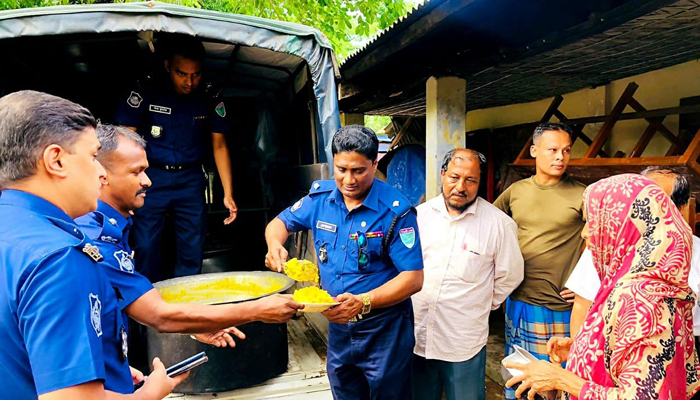 জকিগঞ্জে পুলিশ দিচ্ছে রান্না করা খাবার