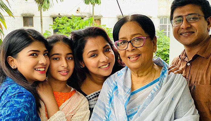 'শর্মিলী আন্টি উপলব্ধি করিয়ে গেলেন জীবন সত্যিই ছোট' 'শর্মিলী আন্টি উপলব্ধি করিয়ে গেলেন জীবন সত্যিই ছোট'