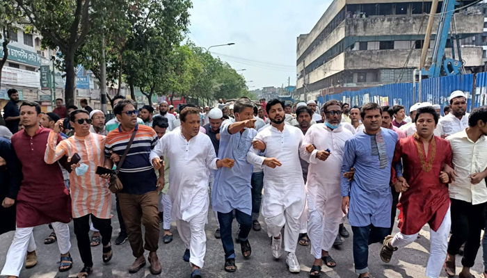 নেতাকর্মী ও মুসল্লিদের নিয়ে ইশরাকের বিক্ষোভ নেতাকর্মী ও মুসল্লিদের নিয়ে ইশরাকের বিক্ষোভ