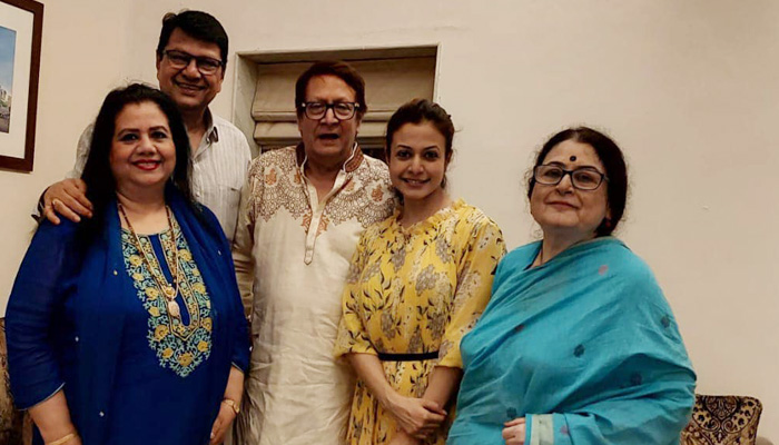 ঈদের দাওয়াতে রঞ্জিত মল্লিকের বাড়িতে রুনা ও আলমগীর ঈদের দাওয়াতে রঞ্জিত মল্লিকের বাড়িতে রুনা ও আলমগীর