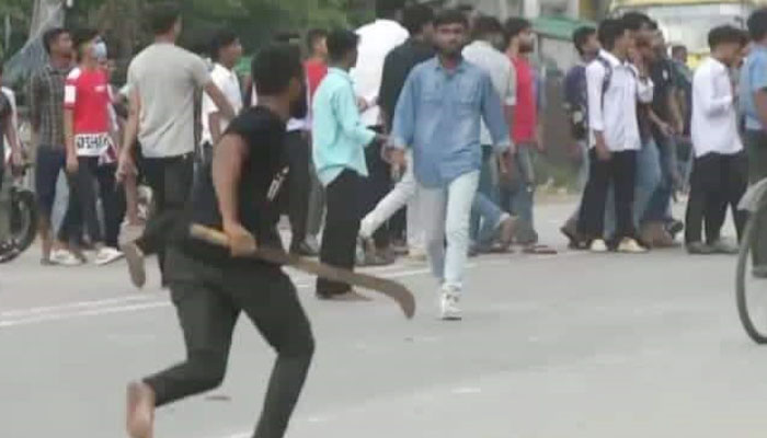 দেশীয় অস্ত্র নিয়ে ২ কলেজের ছাত্রদের পাল্টাপাল্টি ধাওয়া দেশীয় অস্ত্র নিয়ে ২ কলেজের ছাত্রদের পাল্টাপাল্টি ধাওয়া