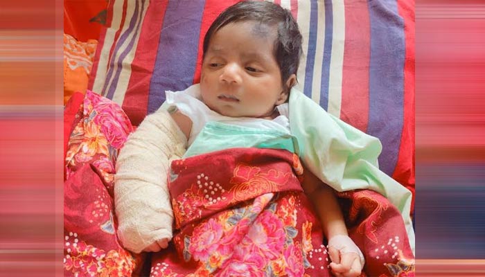 মায়ের পেট ফেটে ভূমিষ্ঠ শিশু ফাতেমাকে ছোটমণি নিবাসে হস্তান্তর মায়ের পেট ফেটে ভূমিষ্ঠ শিশু ফাতেমাকে ছোটমণি নিবাসে হস্তান্তর