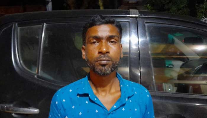 বাড়িতে ডেকে এনে গৃহবধূকে ধর্ষণ, র্যাবের হাতে ধরা যুবক বাড়িতে ডেকে এনে গৃহবধূকে ধর্ষণ, র্যাবের হাতে ধরা যুবক