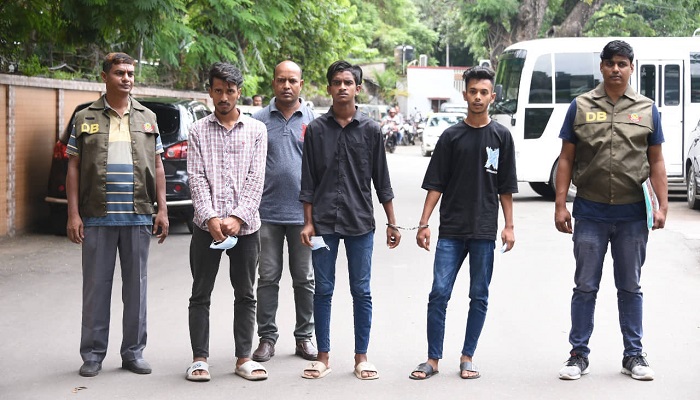 শোরুমের তালা ভেঙ্গে মোবাইল চুরি, গ্রেপ্তার ৩ শোরুমের তালা ভেঙ্গে মোবাইল চুরি, গ্রেপ্তার ৩