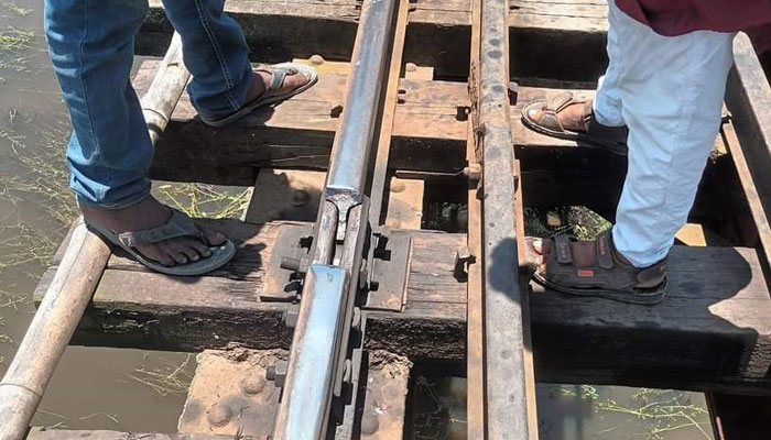 গামছা উড়িয়ে থামানো হলো ট্রেন, বড় দুর্ঘটনা থেকে রক্ষা গামছা উড়িয়ে থামানো হলো ট্রেন, বড় দুর্ঘটনা থেকে রক্ষা