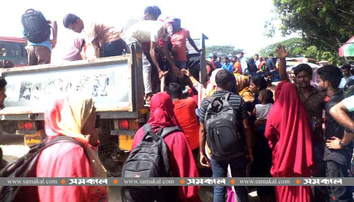 পাটুরিয়ায় উপচে পড়া ভিড়, তিন গুণ ভাড়া দিয়েও সিট নেই বাসে