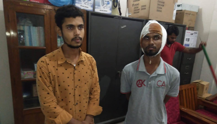 ব্যান্ডেজ পরে রোগী সেজে প্রক্সি দিতে এসে আটক চিকিৎসক