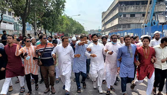 নেতাকর্মী ও মুসল্লিদের নিয়ে ইশরাকের বিক্ষোভ