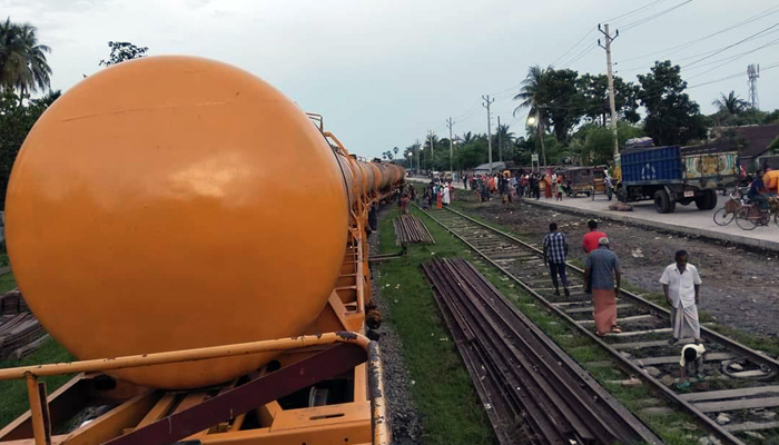 তেলবাহী ট্রেন লাইনচ্যুত, খুলনার সঙ্গে সারা দেশের রেল যোগাযোগ বিচ্ছিন্ন