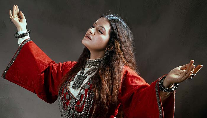 কণ্ঠে ইসলামী গান, টার্কিশ তরুণী হয়ে এলেন সিঁথি সাহা