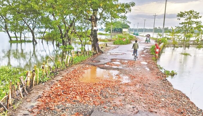 ৯৫ কি.মি. সড়কে বন্যার ক্ষত