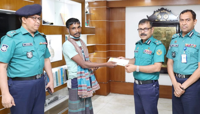 সেই রিকশাচালককে পুরস্কৃত করল সিএমপি