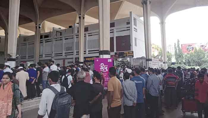 কমলাপুরে টিকিটের আশায় দীর্ঘ লাইন
