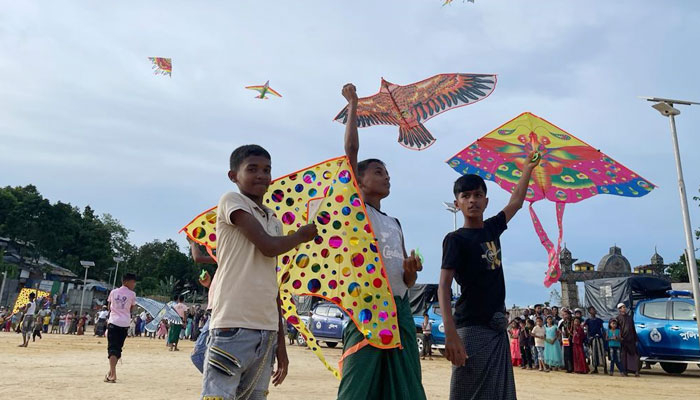 ‘প্রজাপতির’ কাছে হার মানল ‘বাজপাখি’
