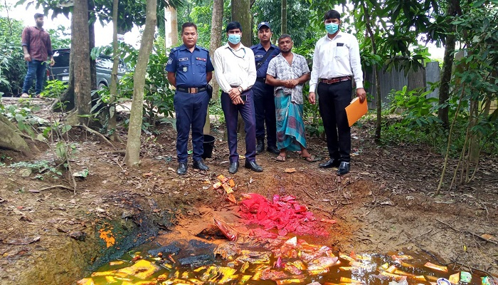 কাপড়ের রং মিশিয়ে তৈরি হতো নামীদামি ব্র্যান্ডের আইসক্রিম