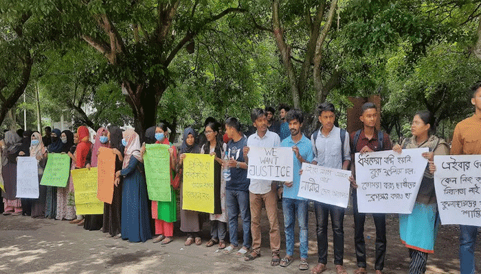 যৌন হয়রানির প্রতিবাদে চবিতে আজও চলছে আন্দোলন