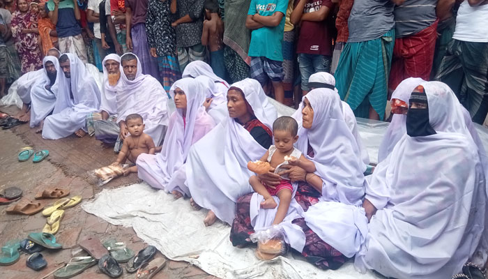 আশাশুনিতে জমি ফিরে পেতে কাফনের কাপড় পরে অনশন