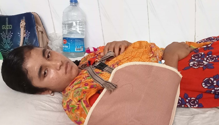 যৌতুক না পেয়ে পিটিয়ে স্ত্রীর হাত ভেঙে দেওয়ার অভিযোগ