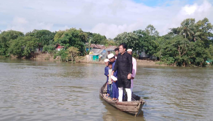 মিঠামইনের ৩০ ঈদগাহ পানির তলে, মসজিদে গাদাগাদি করে জামাত