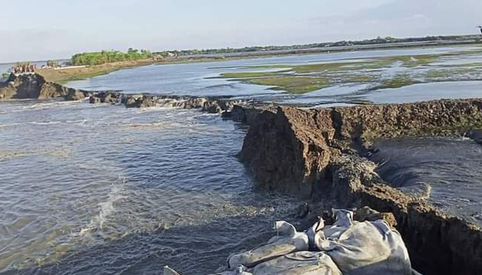কয়রায় পাউবোর বাঁধ ভেঙে ৫ গ্রাম প্লাবিত