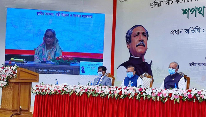 কুসিক মেয়র রিফাতকে শপথ পাঠ করালেন প্রধানমন্ত্রী