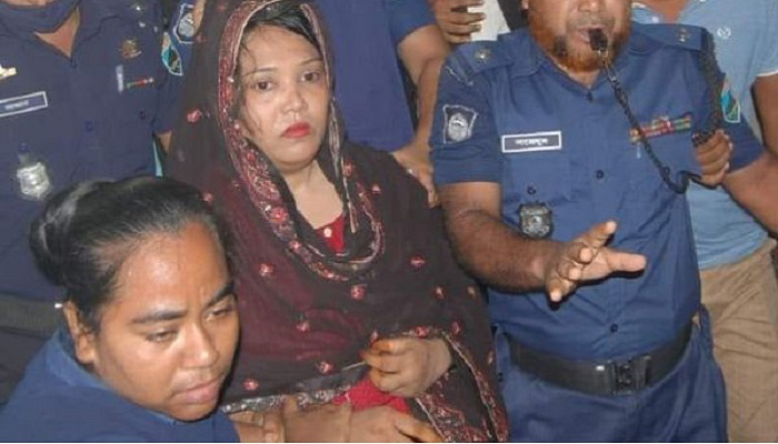বগুড়া আদালতে বিএনপি নেত্রীকে জুতা নিক্ষেপ