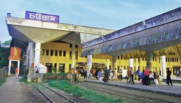 টিকিট কালোবাজারি, হাতেনাতে ধরা রেলওয়ে নিরাপত্তা বাহিনীর ২ সদস্য