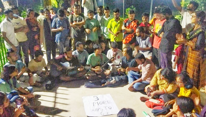 চবিতে গানে গানে ছাত্রী হেনস্তার প্রতিবাদ