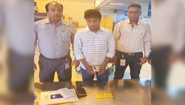 বিমানবন্দরে যাত্রীর কাছে ছিল ১২ স্বর্ণবার