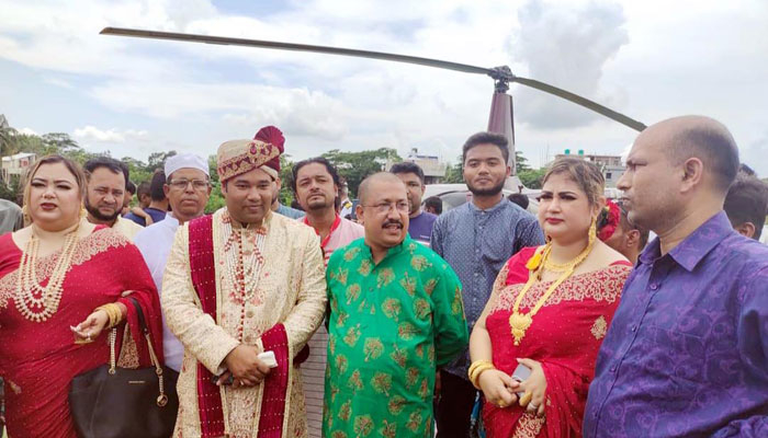 বাবার স্বপ্ন পূরণে হেলিকপ্টারে চড়ে বিয়ে করতে এলেন বর