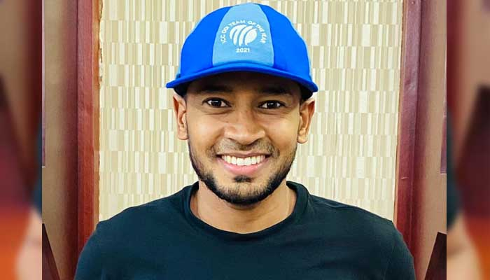মুশফিকের মাথায় বর্ষসেরা ওয়ানডে দলের ক্যাপ