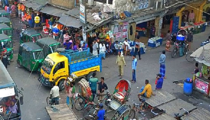 গাবতলী ও মহাখালীতে রাস্তায় পার্কিং, ৮ পরিবহনকে জরিমানা