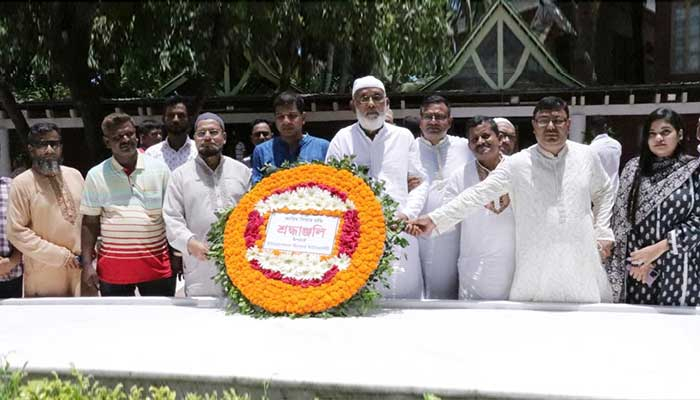 জাতির পিতা বঙ্গবন্ধু শেখ মুজিবুর রহমানের সমাধিতে আইএসইউ উপাচার্যের শ্রদ্ধা