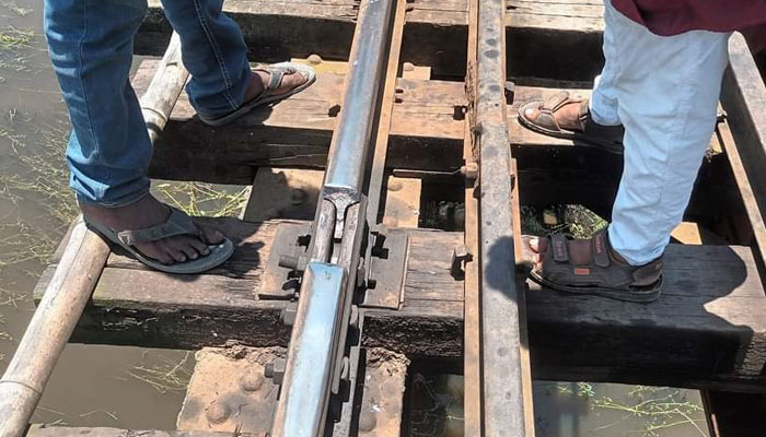 গামছা উড়িয়ে থামানো হলো ট্রেন, বড় দুর্ঘটনা থেকে রক্ষা