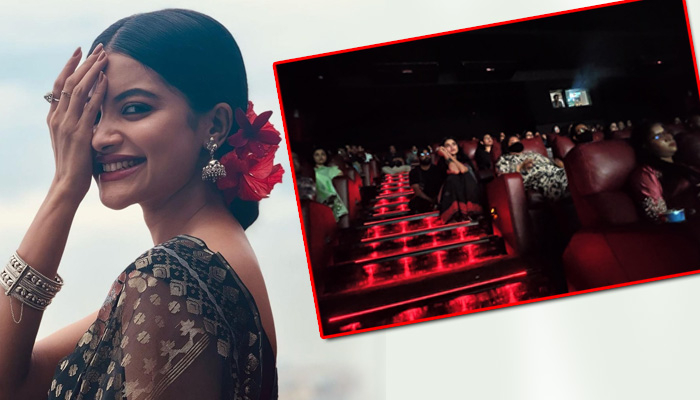 বাইরে টিকিট নেই, হলে সিঁড়িতে বসেই ‘হাওয়া’ দেখলেন নায়িকা