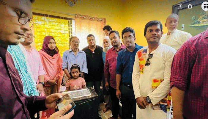 ভোলায় পুলিশের গুলিতে নিহত ২ নেতার পরিবারকে সহায়তা ভোলায় পুলিশের গুলিতে নিহত ২ নেতার পরিবারকে সহায়তা