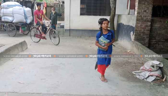 এক পায়ে লাফিয়ে ১ কিলোমিটার পাড়ি দিয়ে স্কুলে যায় সুমাইয়া এক পায়ে লাফিয়ে ১ কিলোমিটার পাড়ি দিয়ে স্কুলে যায় সুমাইয়া