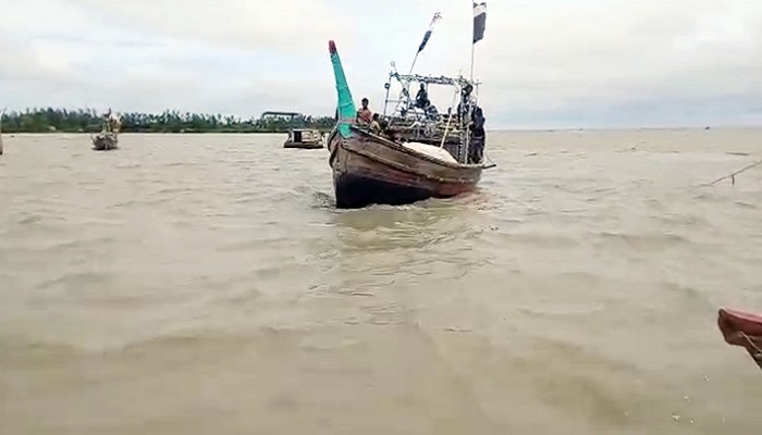 হাতিয়ায় ট্রলারডুবি: তিন জেলেকে জীবিত উদ্ধার হাতিয়ায় ট্রলারডুবি: তিন জেলেকে জীবিত উদ্ধার