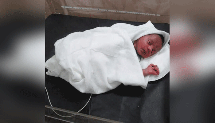 ব্যাগের ভিতরে পাওয়া সেই নবজাতকের দায়িত্ব নিলেন নিঃসন্তান দম্পতি ব্যাগের ভিতরে পাওয়া সেই নবজাতকের দায়িত্ব নিলেন নিঃসন্তান দম্পতি