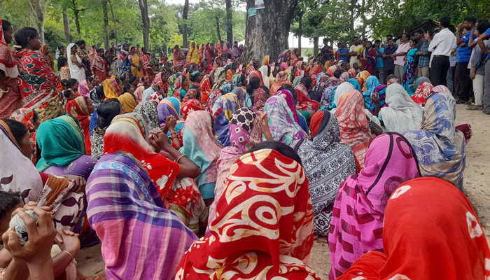 বেতন বৃদ্ধির দাবিতে চা-শ্রমিকদের কর্মবিরতি, অচলাবস্থার হুঁশিয়ারি বেতন বৃদ্ধির দাবিতে চা-শ্রমিকদের কর্মবিরতি, অচলাবস্থার হুঁশিয়ারি