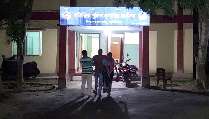 মেয়েকে ধর্ষণচেষ্টার বিচার চাইতে থানায় গিয়ে পুলিশের মারধরের শিকার বাবা মেয়েকে ধর্ষণচেষ্টার বিচার চাইতে থানায় গিয়ে পুলিশের মারধরের শিকার বাবা