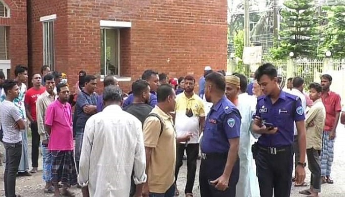 আদালত প্রাঙ্গণে ৪ বিচারপ্রার্থীর ওপর আইনজীবীদের হামলা আদালত প্রাঙ্গণে ৪ বিচারপ্রার্থীর ওপর আইনজীবীদের হামলা