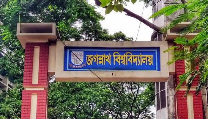 বিলবোর্ড পড়ে মাথা ফাটল জবি শিক্ষার্থীর