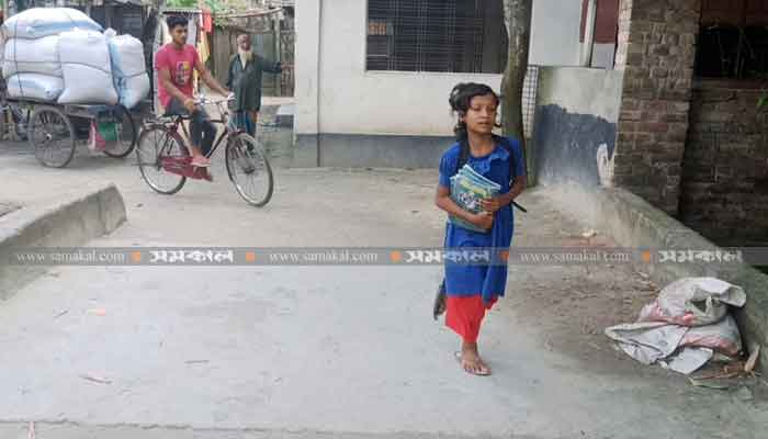 এক পায়ে লাফিয়ে ১ কিলোমিটার পাড়ি দিয়ে স্কুলে যায় সুমাইয়া