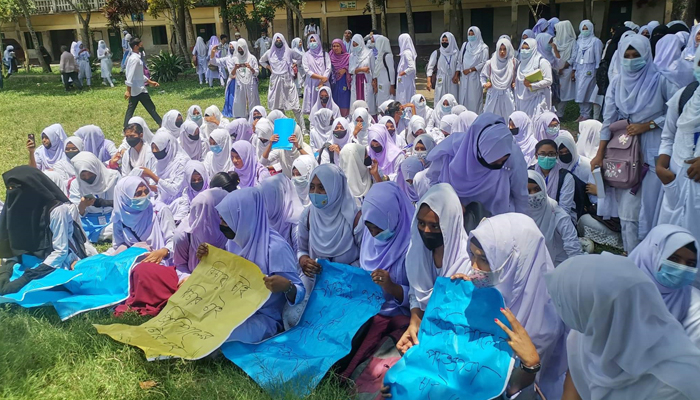 কুমিল্লায় অধ্যক্ষের বিরুদ্ধে যৌন হয়রানির অভিযোগ, শিক্ষার্থীদের বিক্ষোভ