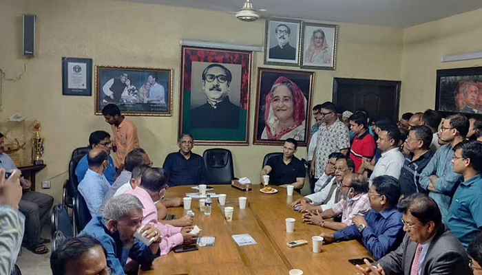 শতাধিক সমর্থক নিয়ে সোহেল তাজ আ'লীগ কার্যালয়ে